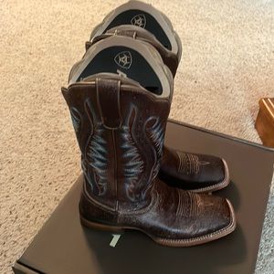 Ariat size 8.5B Montagne boot